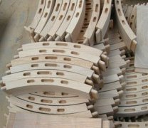 操作木工打孔機(jī)做榫眼