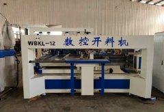 實(shí)木下料機(jī)開始加工了